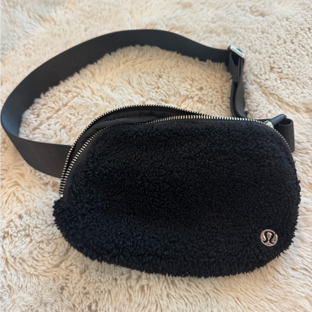 lululemon athletica Black Sherpa Crossbody Belt Bag